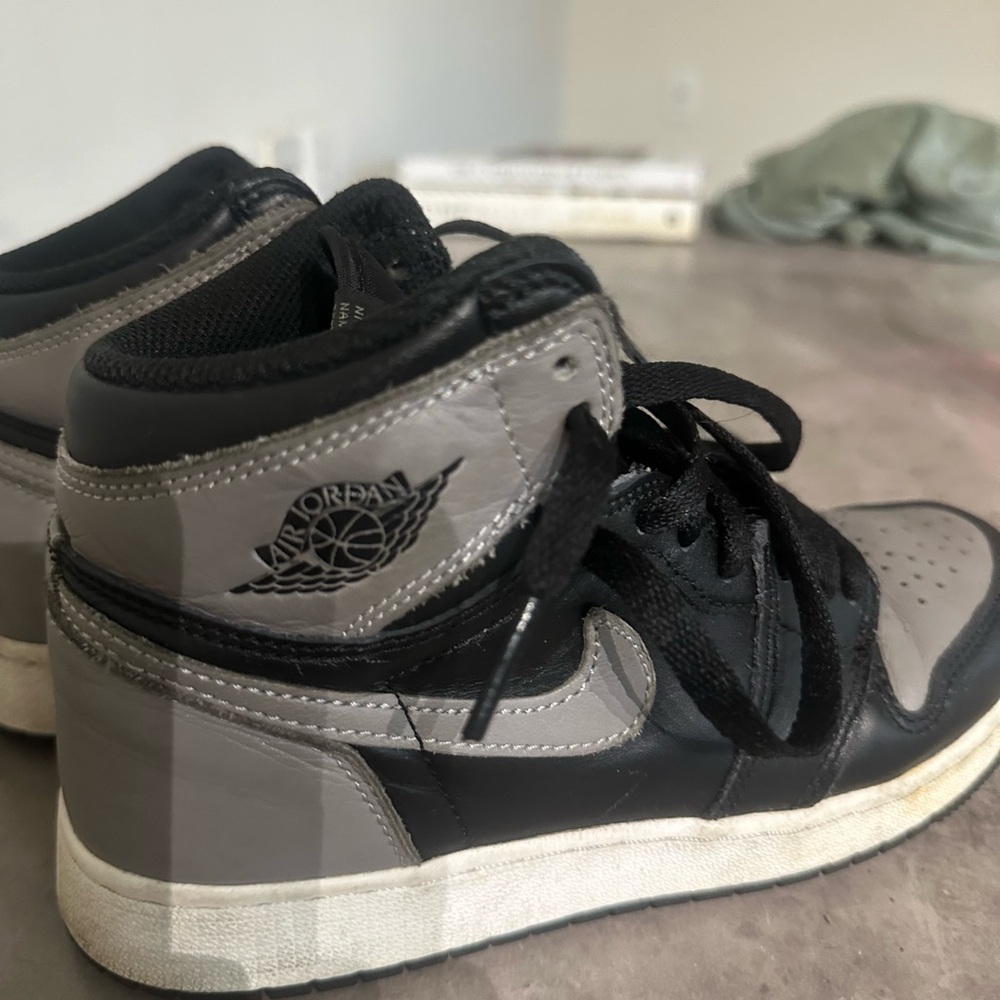 Air Jordan- 1 Retro High OG ‘Shadow’ Size 4Y
